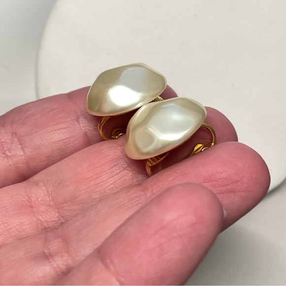 Vintage Liz Claiborne Faux Baroque Pearl Cream Gold Tone Clip On Earrings 90s - Picture 5 of 6